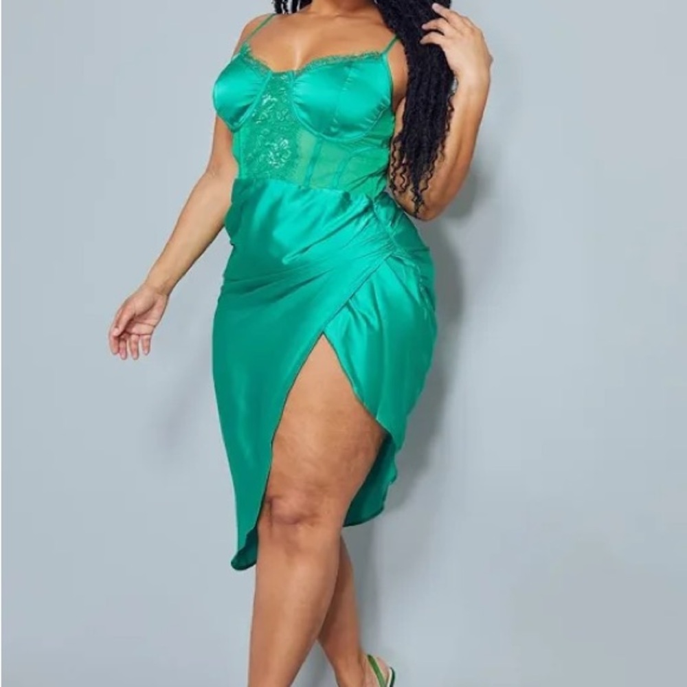 Plus Emerald Lace Insert Cup Detail Ruched Side Midi
Dress